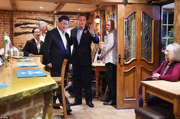 Cameron convida presidente chinês para cerveja com peixe e batatas fritas num pub