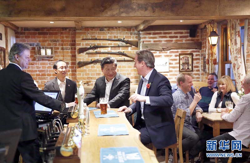 Cameron convida presidente chinês para cerveja com peixe e batatas fritas num pub