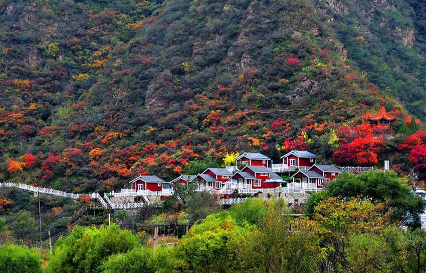 Cenário de final do outono na estrada nacional No 109 em Pequim