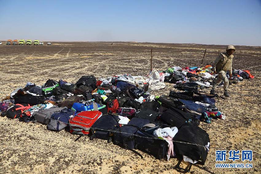 Pesquisadores trabalham no site de acidente do avi?o russo