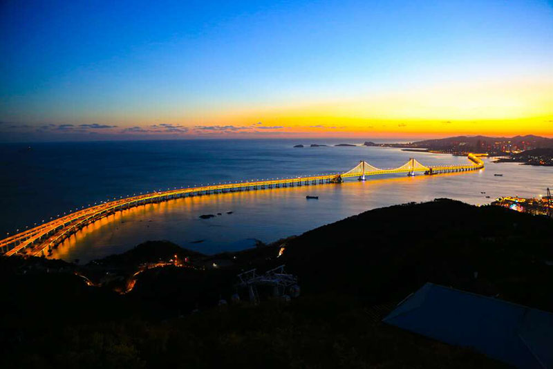 Ponte sobre o mar no nordeste da China entra em funcionamento