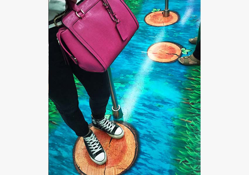 Grafites no metr? levam passageiros ao mundo subaquático