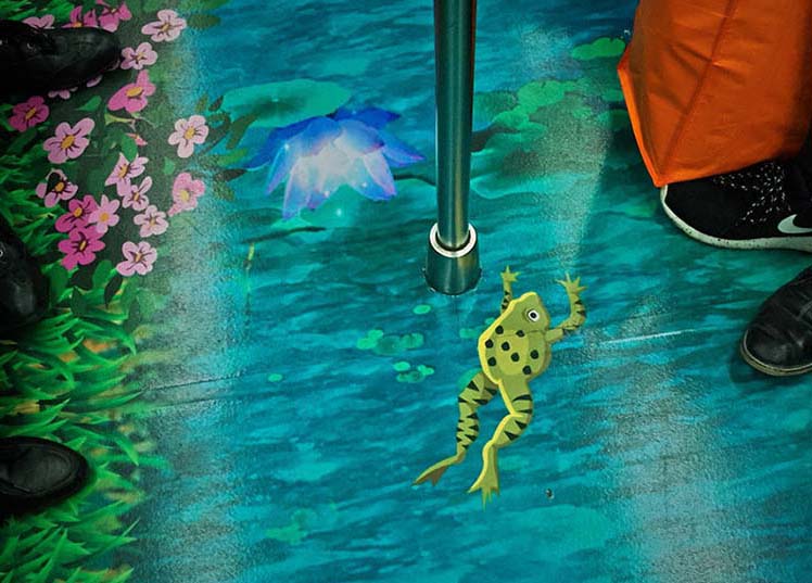 Grafites no metr? levam passageiros ao mundo subaquático