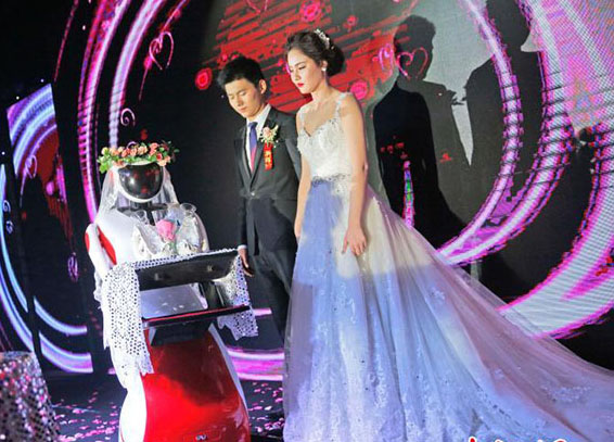 Rob? é usado como "daminha de honra" durante casamento chinês