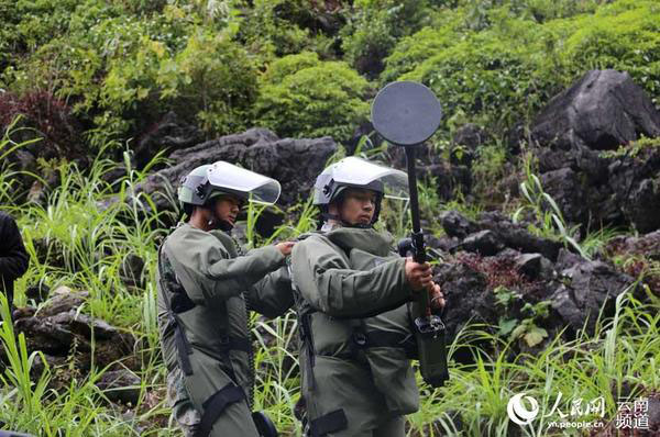 Trabalhos de desminagem come?am na fronteira entre Vietn? e China