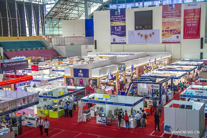 Feira Internacional de Joias do Vietn? 2015 atrai visitantes