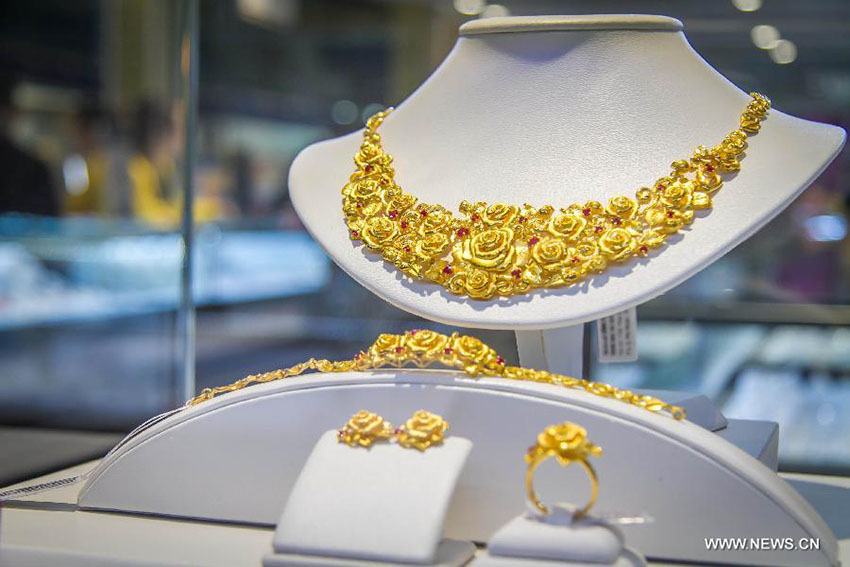 Feira Internacional de Joias do Vietn? 2015 atrai visitantes