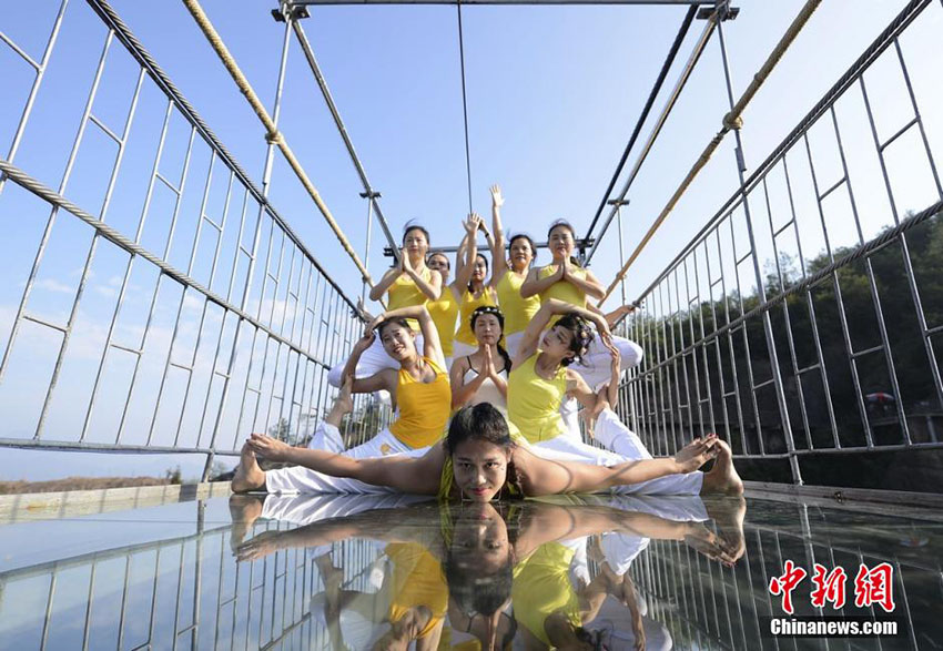 Centenas de pessoas praticam yoga em prol de um estilo de vida saudável