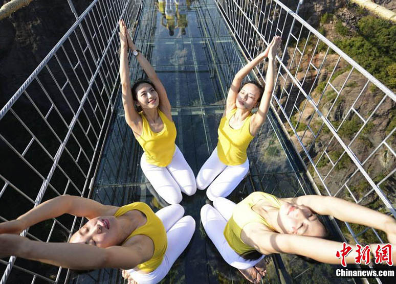 Centenas de pessoas praticam yoga em prol de um estilo de vida saudável