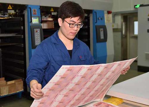 China lan?a nova nota de 100 yuans mais segura e moderna