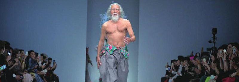 Velhos s?o os trapos: "jovem" de 79 anos vira sensa??o online na China