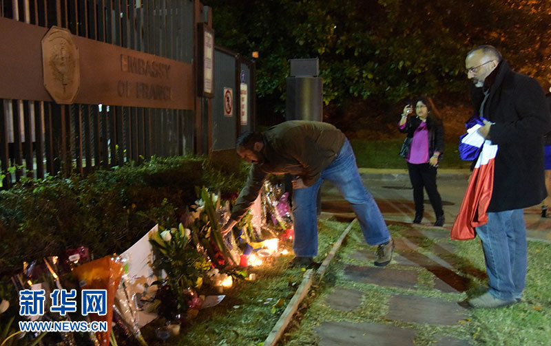 Mundo presta homenagem às vítimas dos ataques terroristas em Paris