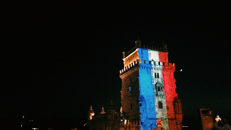 Mundo presta homenagem às vítimas dos ataques terroristas em Paris