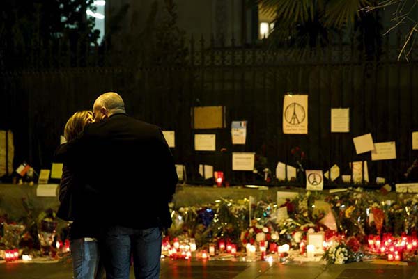 Fran?a e Rússia direcionam mais ataques contra o Estado Islamico na Síria