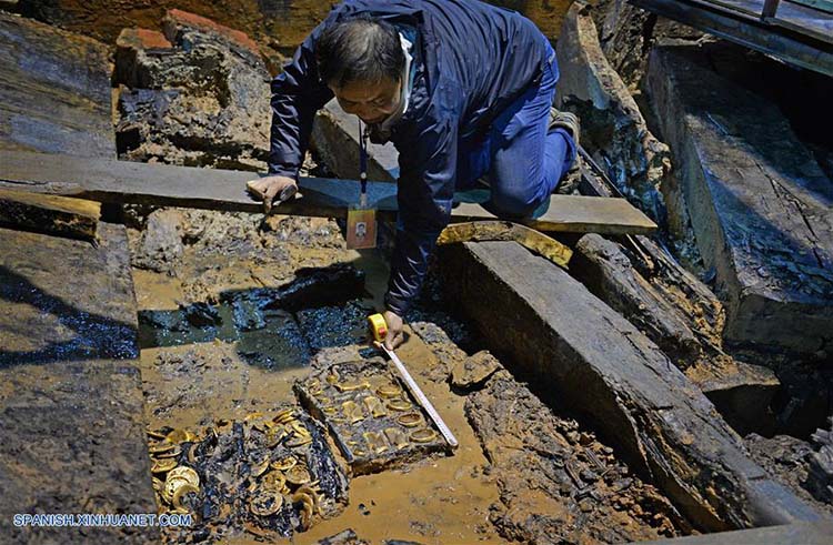 Foram encontradas moedas e lingotes de ouro num túmulo chinês de 2000 anos