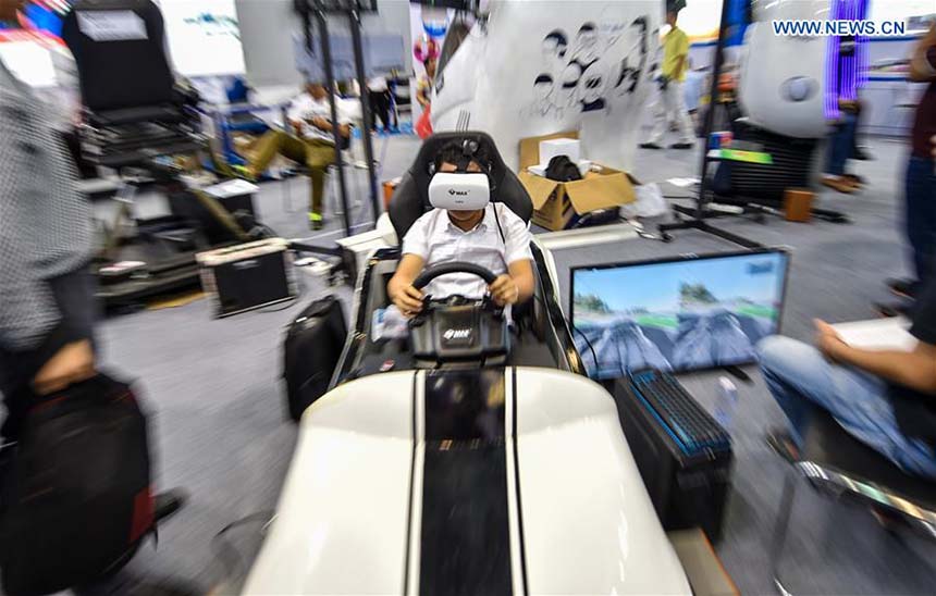 Aparelhos de realidade virtual fazem sucesso na Feira Internacional da Alta Tecnologia da China