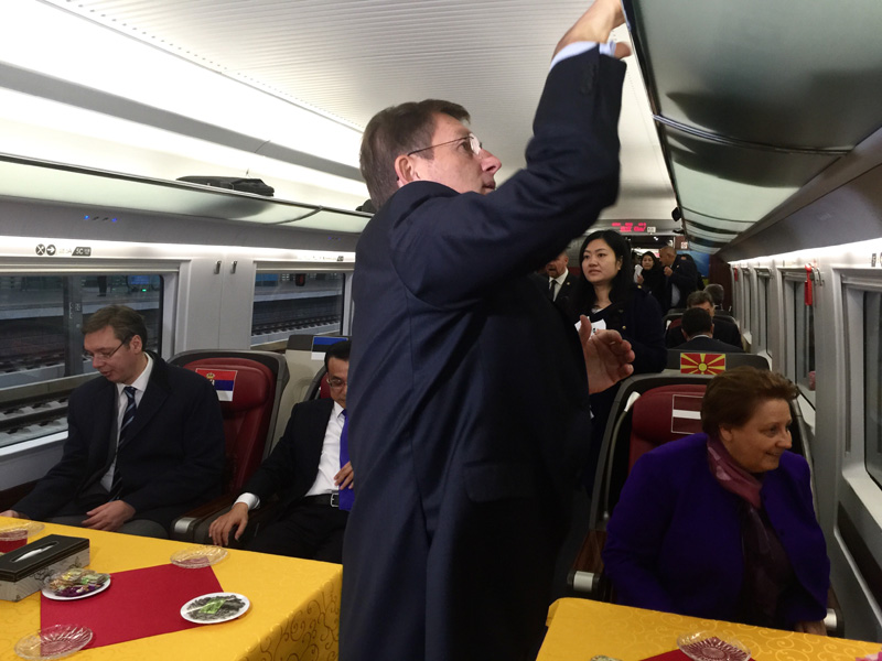 Li Keqiang e líderes da Europa Central e do Leste viajam de trem bala chinês até Xangai