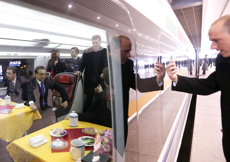 Li Keqiang e líderes da Europa Central e do Leste viajam de trem bala chinês até Xangai