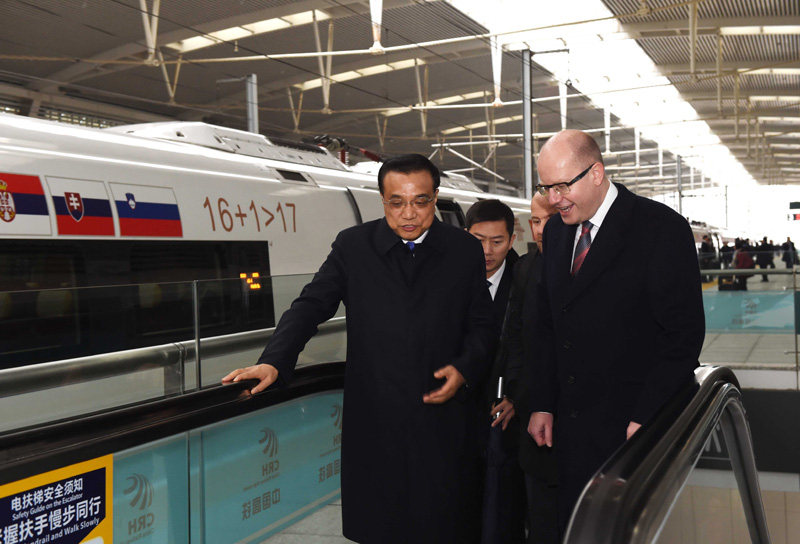 Li Keqiang e líderes da Europa Central e do Leste viajam de trem bala chinês até Xangai