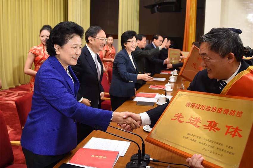 China concede honraria aos cidad?os chineses que lutaram contra o Ebola