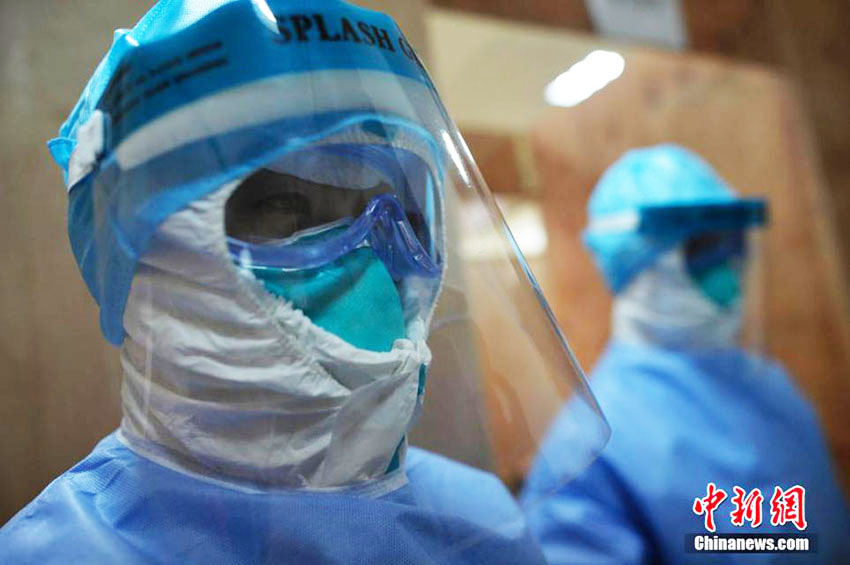 China concede honraria aos cidad?os chineses que lutaram contra o Ebola