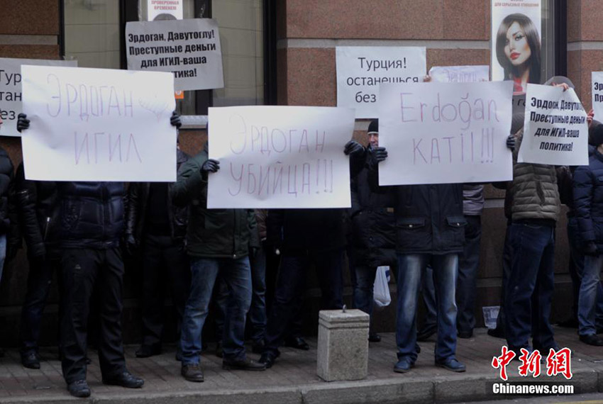 Russos vandalizam embaixada turca na Rússia