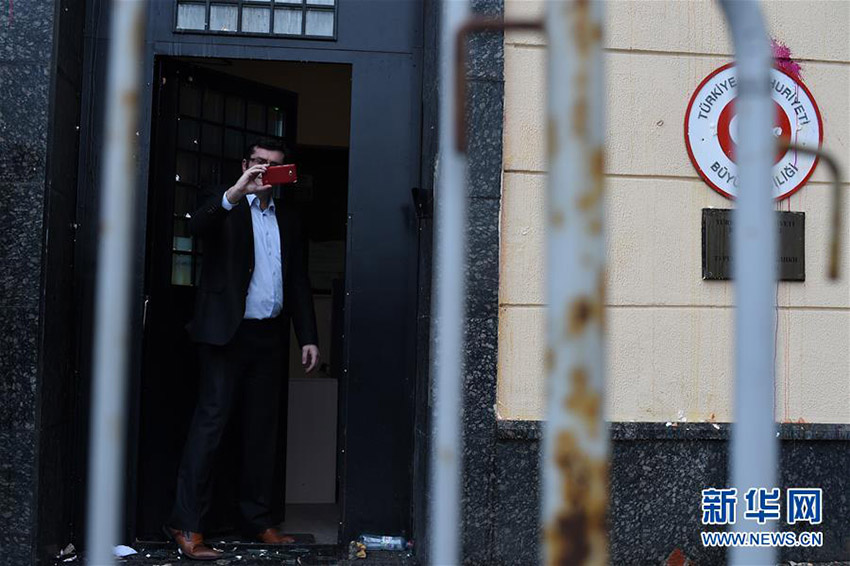 Russos vandalizam embaixada turca na Rússia