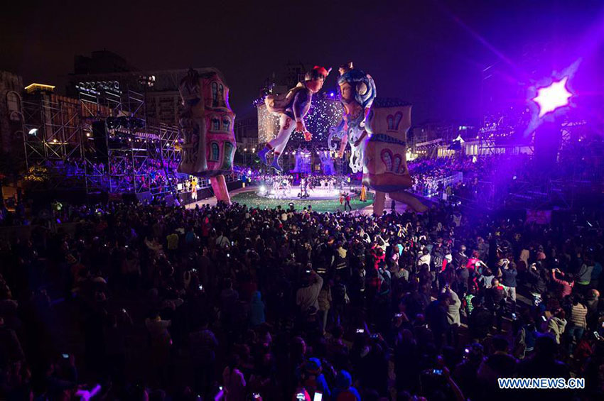 Macau realiza parada para marcar o 16o aniversário do regresso à pátria