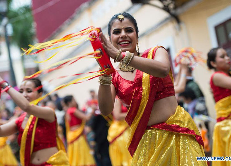 Macau realiza parada para marcar o 16o aniversário do regresso à pátria