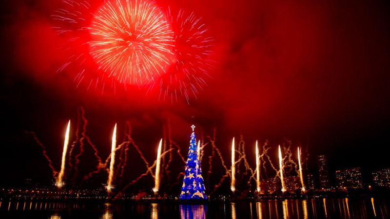 Brasil ilumina a maior árvore de natal flutuante do mundo