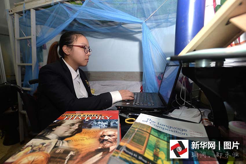 Escola de avia??o canadense oferece curso à menina chinesa com deficiência física