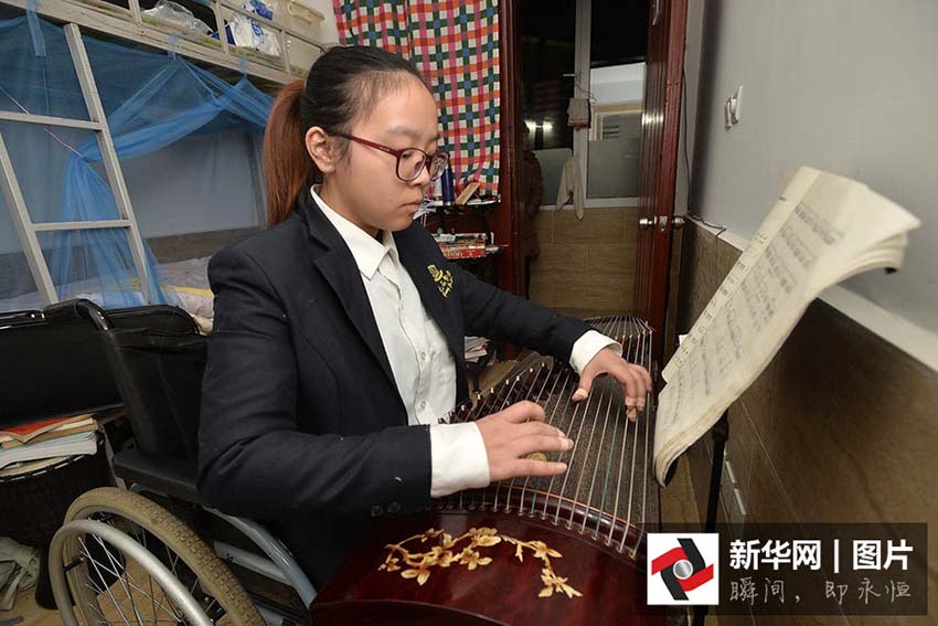 Escola de avia??o canadense oferece curso à menina chinesa com deficiência física