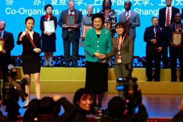 Diretora do Instituto Confúcio da PUC-Rio recebe prêmio por excelência