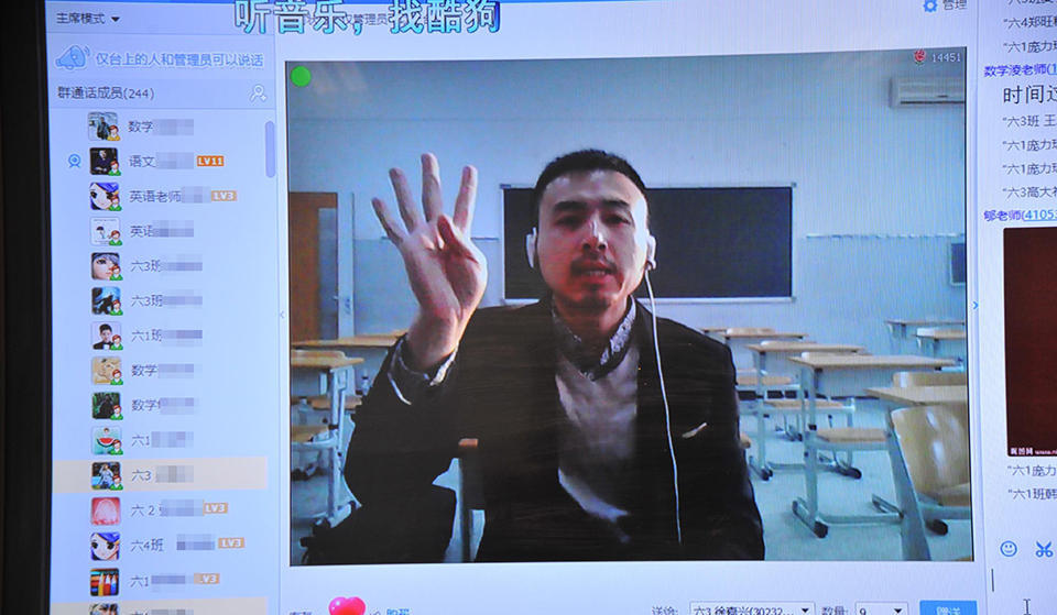 Alunos que ficaram em casa por causa da polui??o do ar assistem aula pela internet