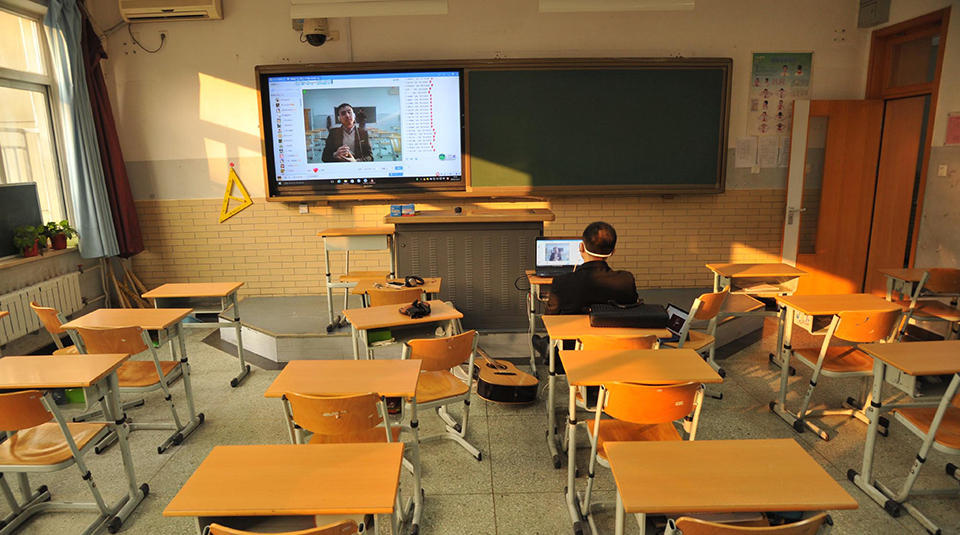 Alunos que ficaram em casa por causa da polui??o do ar assistem aula pela internet