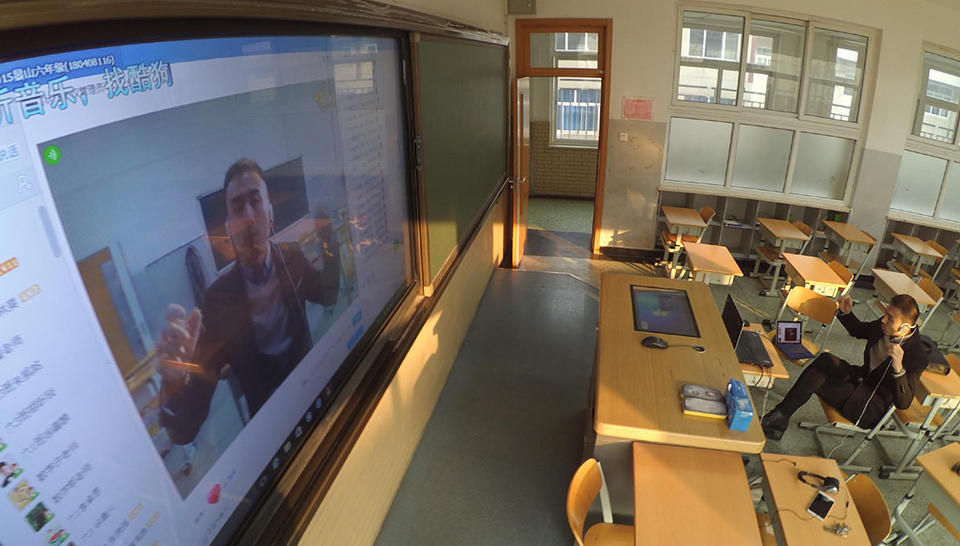 Alunos que ficaram em casa por causa da polui??o do ar assistem aula pela internet