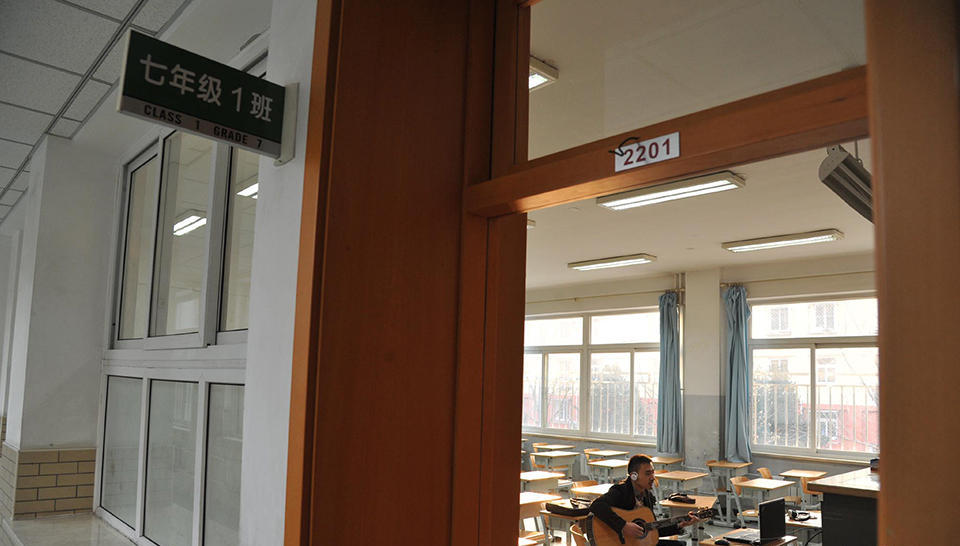 Alunos que ficaram em casa por causa da polui??o do ar assistem aula pela internet