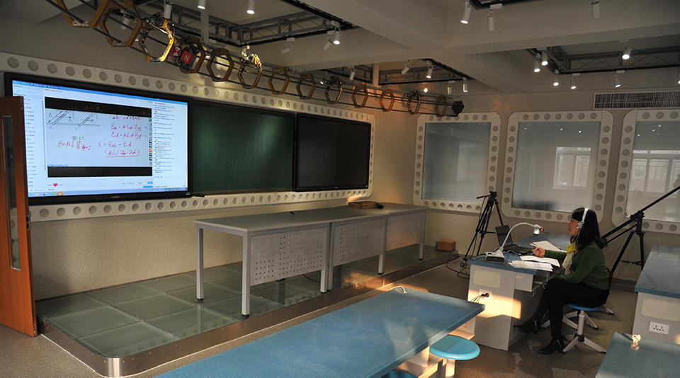 Alunos que ficaram em casa por causa da polui??o do ar assistem aula pela internet