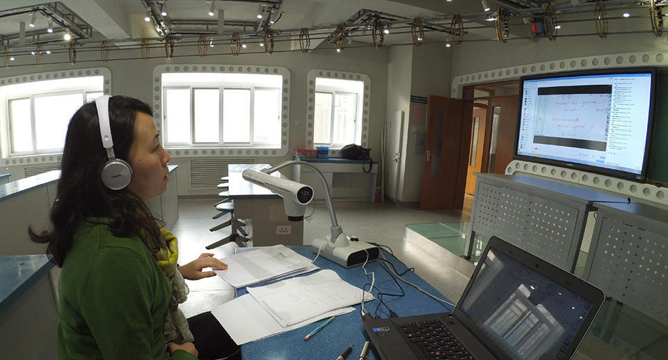 Alunos que ficaram em casa por causa da polui??o do ar assistem aula pela internet