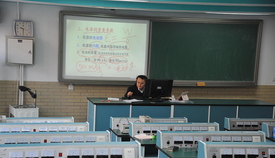 Alunos que ficaram em casa por causa da polui??o do ar assistem aula pela internet