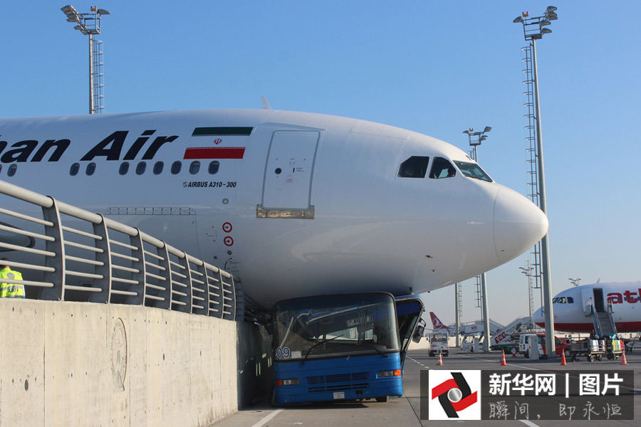 Avi?o transvasa pista e destroi ?nibus na Turquia