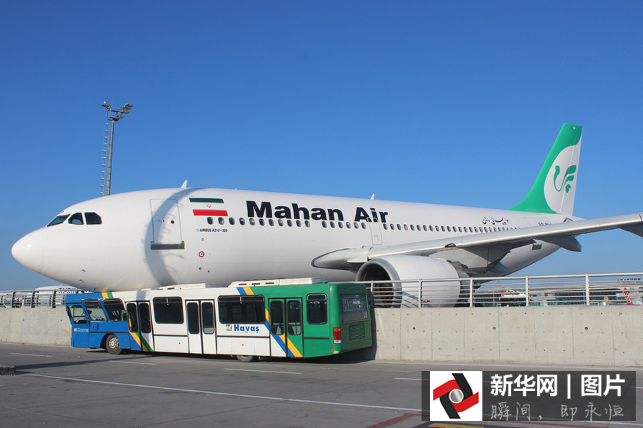 Avi?o transvasa pista e destroi ?nibus na Turquia