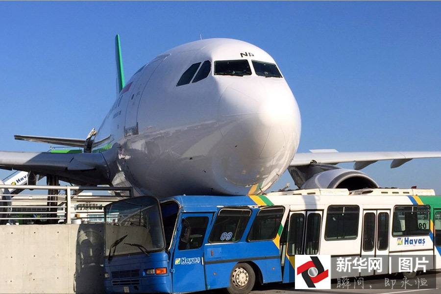 Avi?o transvasa pista e destroi ?nibus na Turquia