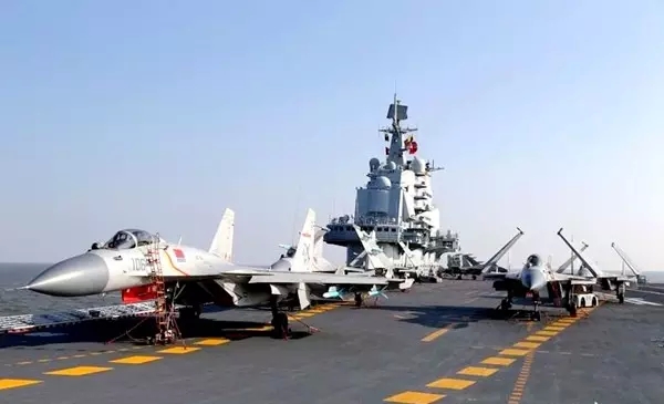 Pilotos chineses praticam pouso e decolagem a bordo do porta-avi?es Liaoning
