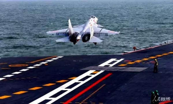 Pilotos chineses praticam pouso e decolagem a bordo do porta-avi?es Liaoning