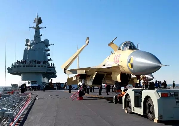 Pilotos chineses praticam pouso e decolagem a bordo do porta-avi?es Liaoning
