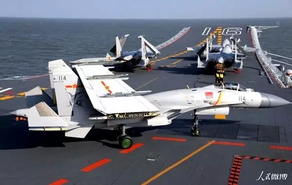 Pilotos chineses praticam pouso e decolagem a bordo do porta-avi?es Liaoning