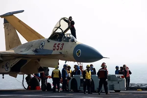 Pilotos chineses praticam pouso e decolagem a bordo do porta-avi?es Liaoning