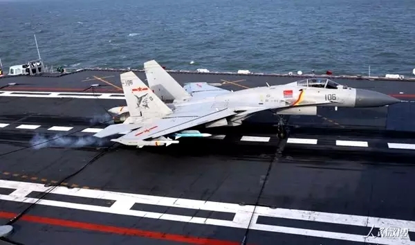 Pilotos chineses praticam pouso e decolagem a bordo do porta-avi?es Liaoning
