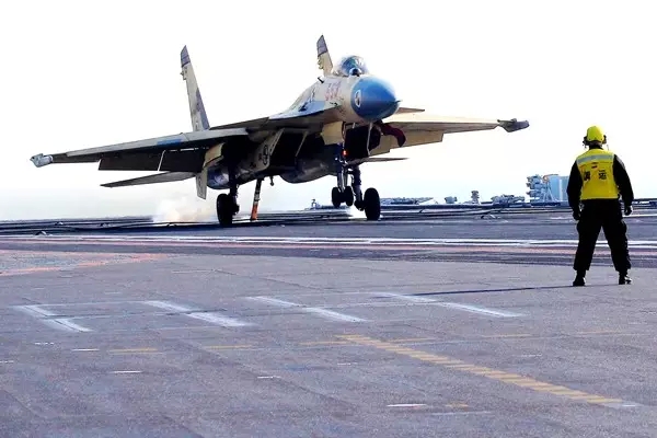 Pilotos chineses praticam pouso e decolagem a bordo do porta-avi?es Liaoning